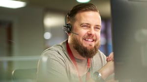 Persona usando un Software de Helpdesk